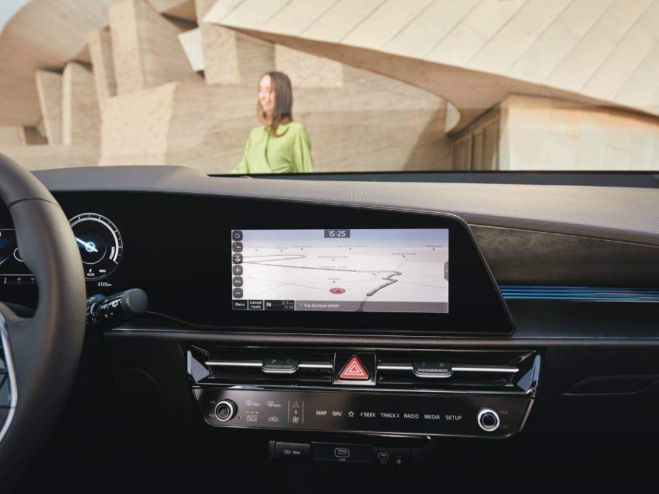 10,25" dokunmatik ekranlı multimedya eğlence sistemi